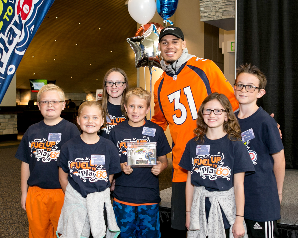 Justin Simmons with a group of Fuel Up to Play 60 students